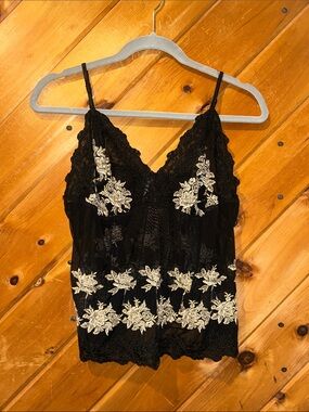 Cacique black mesh lace with ivory embroidery cami top